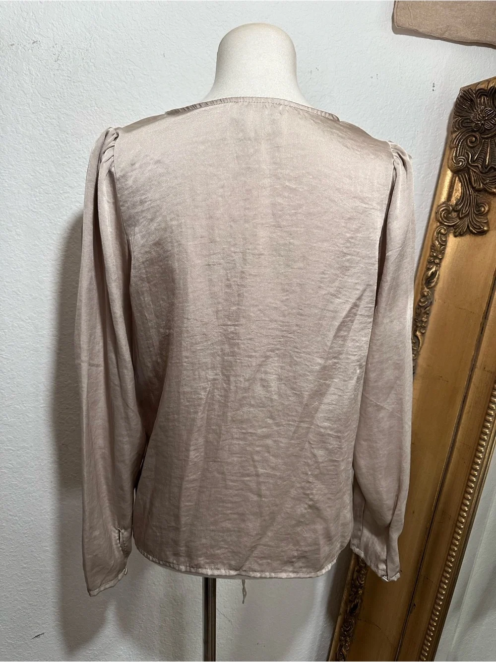 Carmen Carmen Marc Valvo Satin Foil Taupe Long Sleeve V Neck Blouse Size Small - Picture 6 of 8